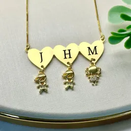 COLAR PERSONALIZADO CORAÇÃO COM INICIAL DE TRÊS FILHOS