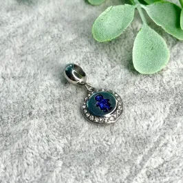 BERLOQUE PENDURICALHO COM MENINO NO CENTRO