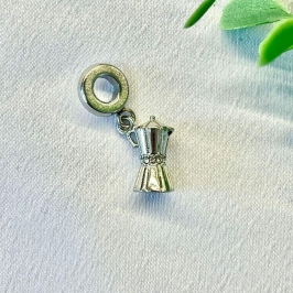 BERLOQUE PENDURICALHO CAFETEIRA COM DETALHE CRAVEJADO CRISTAL