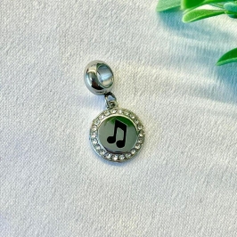 BERLOQUE PENDURICALHO NOTA MUSICAL E BORDA CRAVEJADO CRISTAL