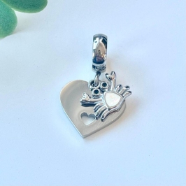 BERLOQUE PENDURICALHO CORAÇÃO E CARANGUEJO FURTA-COR