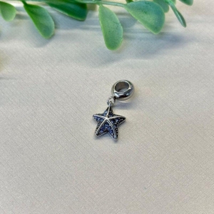 BERLOQUE PENDURICALHO DE ESTRELA DO MAR COM CRYSTAIS AZUL