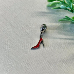 BERLOQUE PENDURICALHO SAPATO DE SALTO VERMELHO