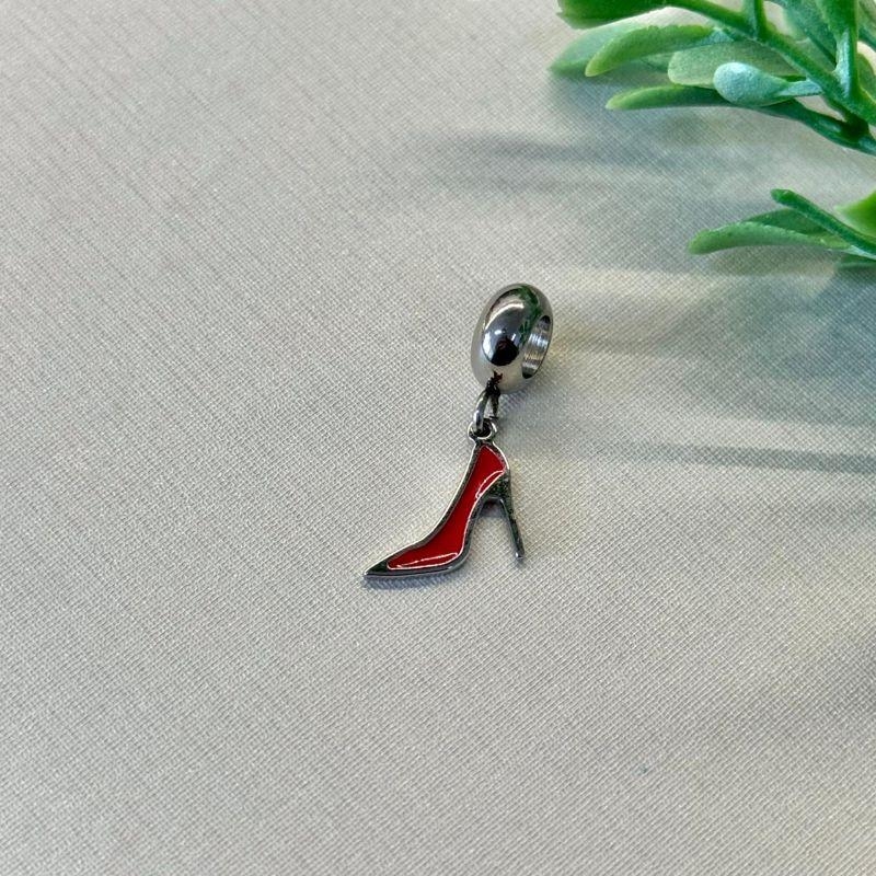 BERLOQUE PENDURICALHO SAPATO DE SALTO VERMELHO