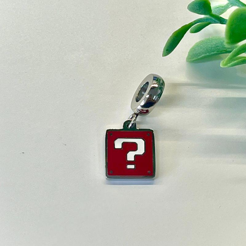 BERLOQUE PENDURICALHO DE BLOCO VERMELHO COM PONTO DE INTERROGAÇÃO