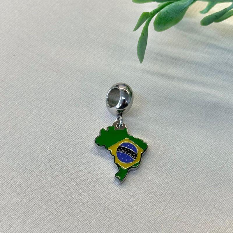 BERLOQUE PENDURICALHO CONTORNO DO BRASIL E BANDEIRA