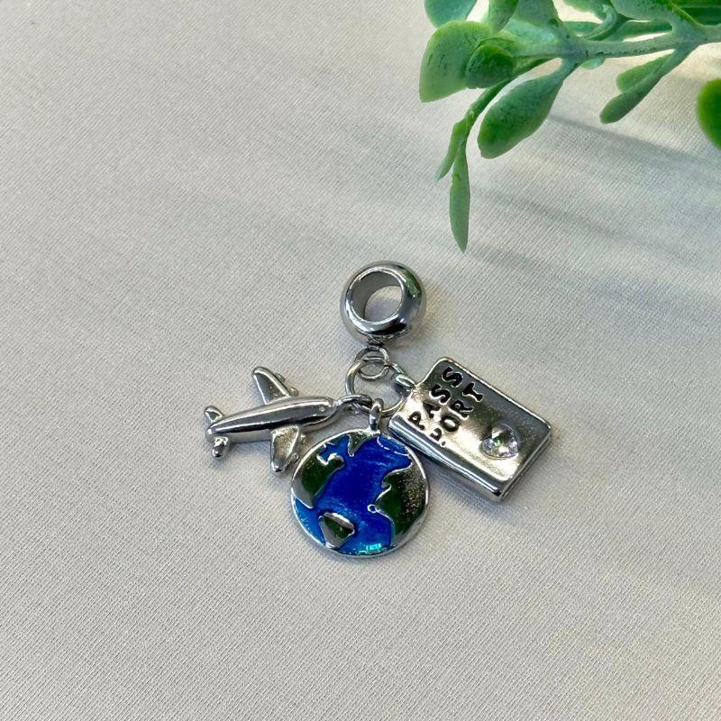 BERLOQUE PENDURICALHO TRIPLO AVIÃO GLOBO E PASSAPORTE