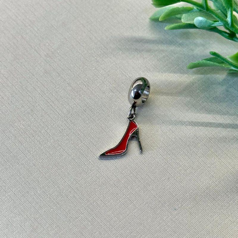 BERLOQUE PENDURICALHO SAPATO DE SALTO VERMELHO
